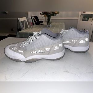 Jordan’s 11 Retro Low Ie- size 12